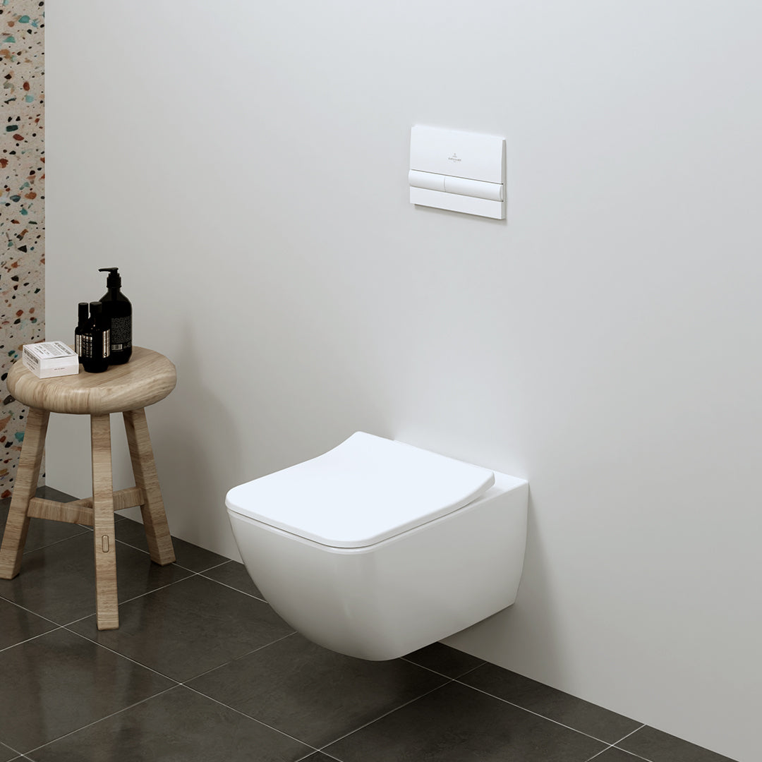 ( طلب مسبق )  مرحاض معلق فيلروي اند بوخ فانتيشللو 4611B301 ابيض لامع ريمليس بالسيديلي ذاتي الغلق والمقبض والشطاف الداخلي ومجموعة التثبيت