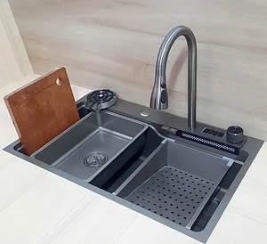 حوض مطبخ سمارت ديجيتال بيانو 2 زرار بيرويا BSD 6846 GR جراي 68 × 46 سم بخلاط شداد وخلاط شلال ومغسلة اكواب وصفاية وسلة وقورمة ومجموعة الصرف 3 بوصة